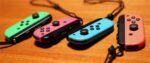 Consola Nintendo Switch con un par de Joy-Cons inalámbricos V3 en rojo y azul neón - Imagen 7